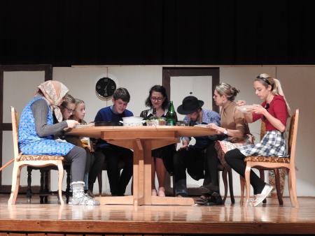 Novoustanovljena razkriška gledališka skupina Vužgeci s svojo premierno predstavo navdušila občinstvo 13